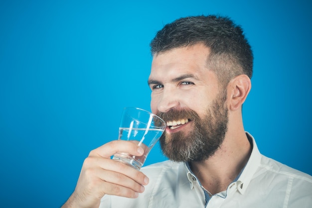 Feliz hipster bebe água limpa e saudável refrescante