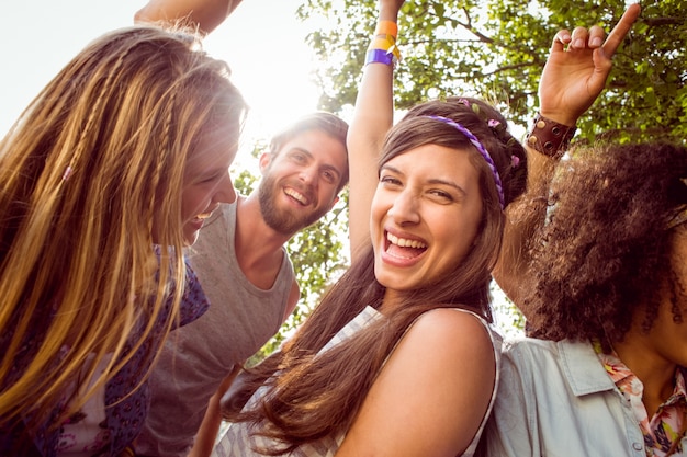 Foto feliz hipsters dançando para a música