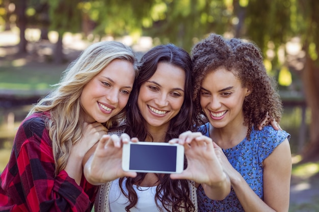 Feliz hipsters tomando um selfie