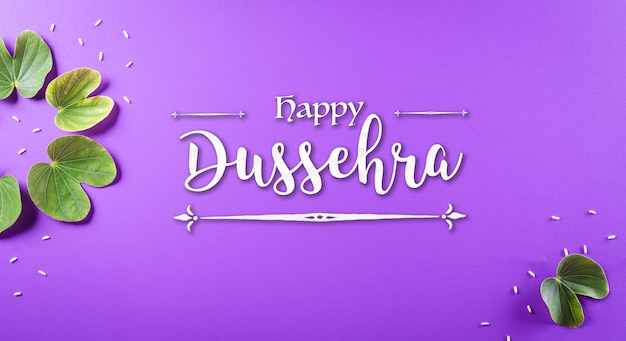 Feliz hoja verde Dussehra y arroz con el texto sobre fondo púrpura pastel