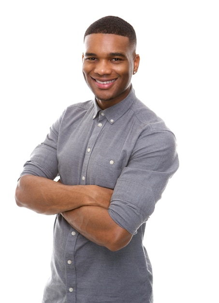 Feliz hombre afroamericano posando con los brazos cruzados