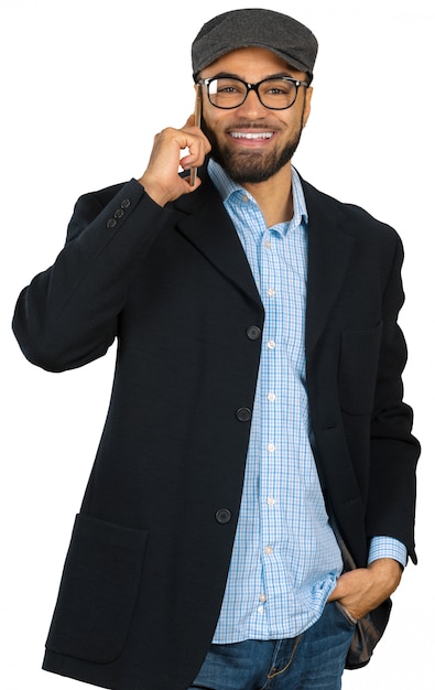 Feliz hombre afroamericano usando un teléfono móvil