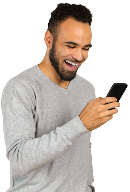 Feliz hombre afroamericano usando un teléfono móvil