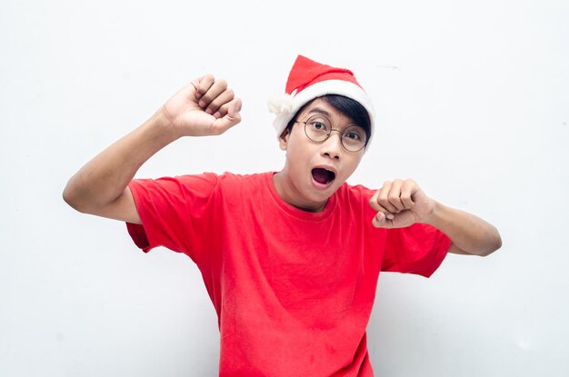 Feliz hombre asiático atractivo en ropa de tema de Navidad rojo aislado sobre blanco.