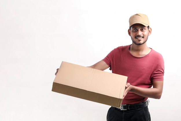 Feliz hombre asiático en camiseta y gorra con caja vacía aislada sobre fondo blanco, concepto de servicio de entrega