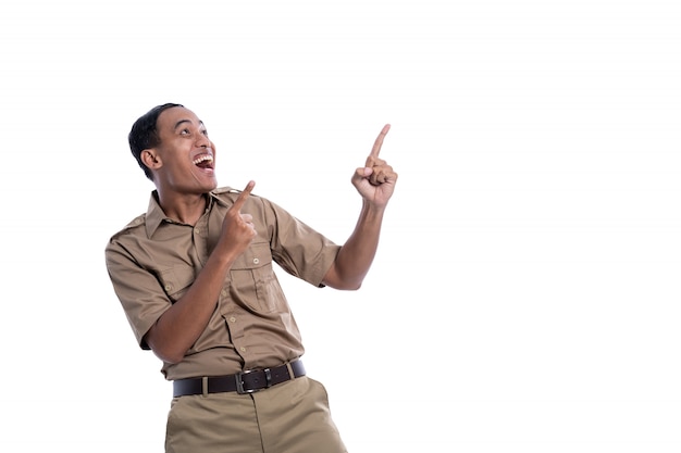 Feliz hombre asiático vistiendo un uniforme de color caqui que aparece