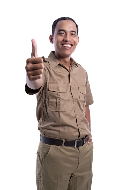 Feliz hombre asiático vistiendo un uniforme de color caqui