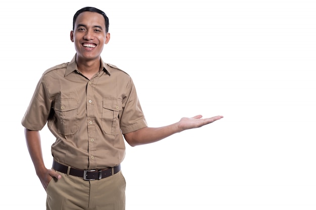 Feliz hombre asiático vistiendo un uniforme de color caqui