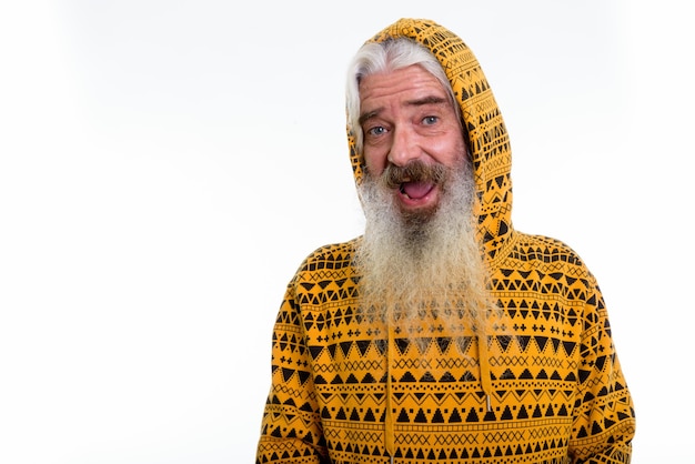 Feliz hombre barbudo senior sonriendo y vistiendo sudadera con capucha