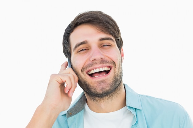 Feliz hombre casual hablando por teléfono