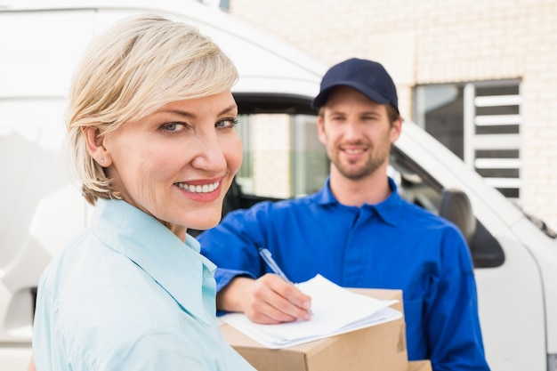 Feliz hombre de entrega con el cliente