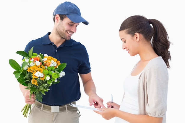 Foto feliz hombre de entrega de flores con el cliente