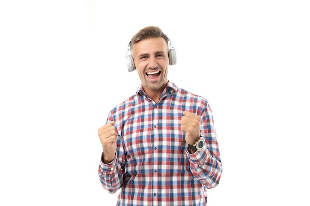 Foto feliz hombre escuchar música y usar camisa a cuadros foto de hombre escuchar música en auriculares