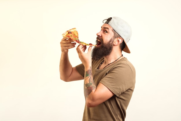 Feliz hombre hambriento comiendo pizza