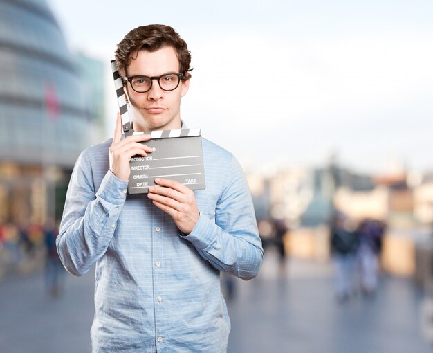 Foto feliz el hombre joven con una claqueta