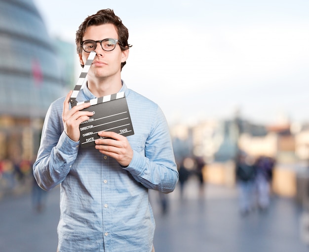 Foto feliz el hombre joven con una claqueta