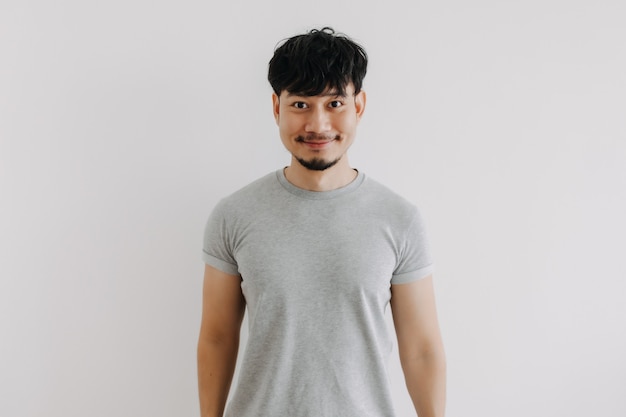 Foto feliz hombre en mal estado sin corte de pelo y sin afeitarse después de quedarse en casa