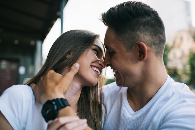 Feliz hombre y mujer coqueteando el uno al otro día libre juntos en el ocio familia joven positiva