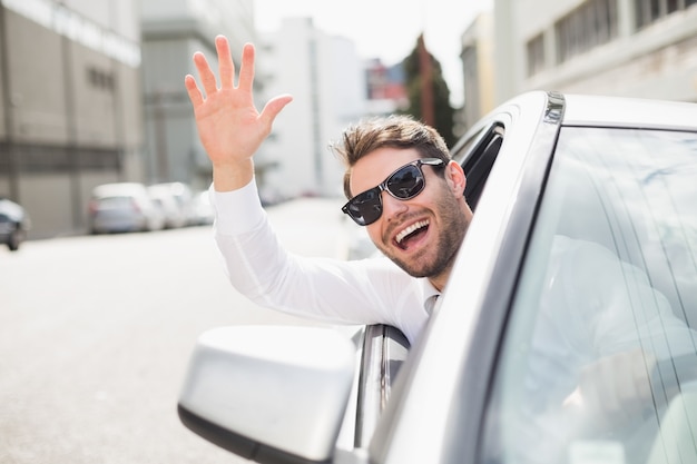 Feliz hombre de negocios en el asiento del conductor