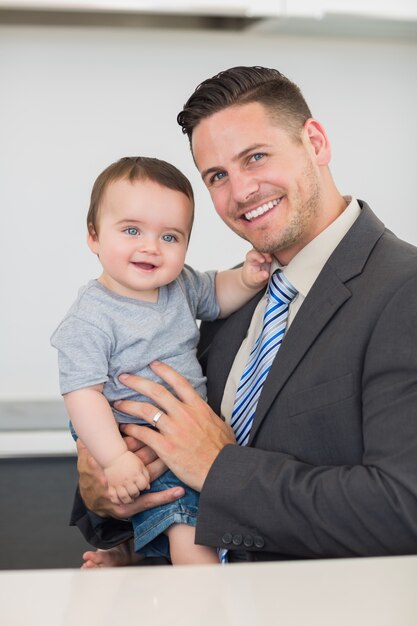 Foto feliz hombre de negocios con bebé