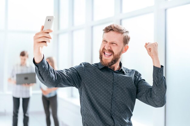 Feliz hombre de negocios habla de su éxito en la comunicación por video. foto con espacio de copia