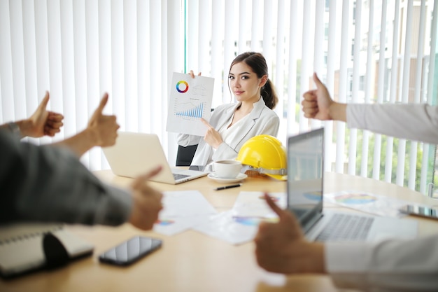 Feliz hombre de negocios y mujer inteligente presente