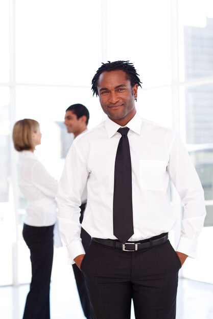 Feliz hombre de negocios en la oficina con su equipo