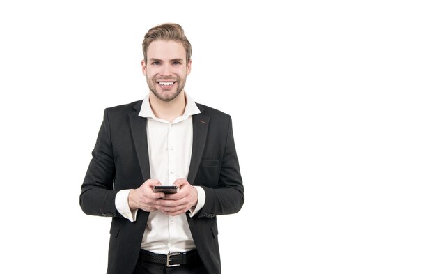 Feliz hombre de negocios profesional usa teléfono celular aislado en el espacio de copia en blanco negocio móvil