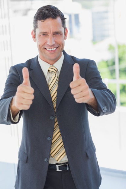 Foto feliz hombre de negocios con los pulgares arriba