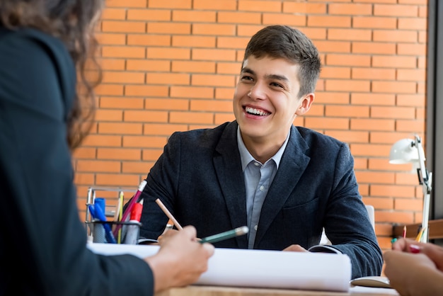 Feliz hombre de negocios en la reunión en la oficina