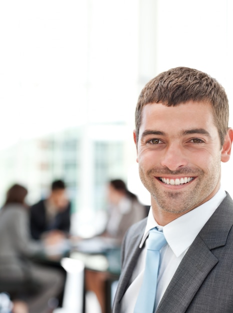 Feliz hombre de negocios durante una reunión con su equipo