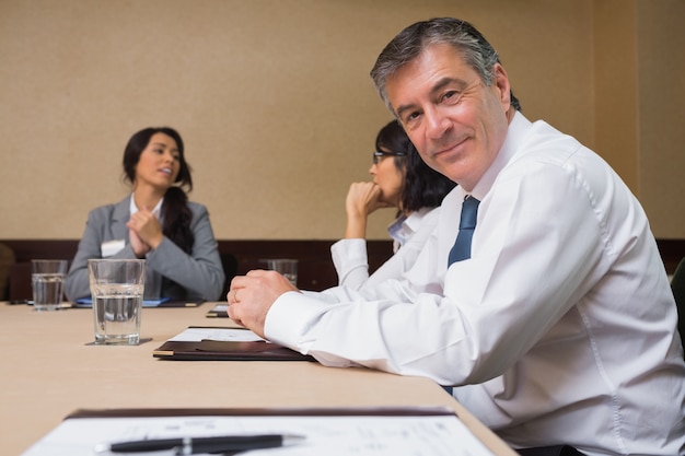 Feliz hombre de negocios en reunión