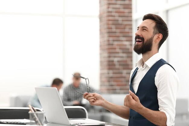 Feliz, hombre de negocios, sentado, en, el, escritorio de oficina