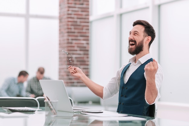 Feliz, hombre de negocios, sentado, en, el, escritorio de oficina