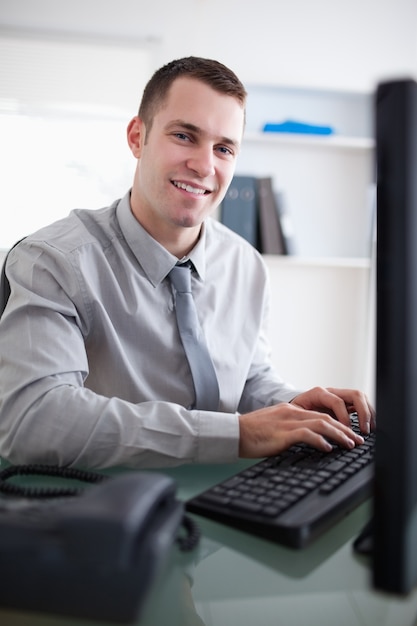 Foto feliz hombre de negocios trabajando en su computadora