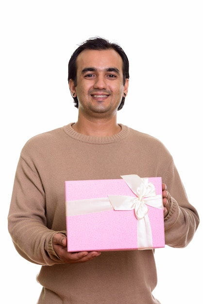 Feliz hombre persa sonriendo mientras sostiene la caja de regalo