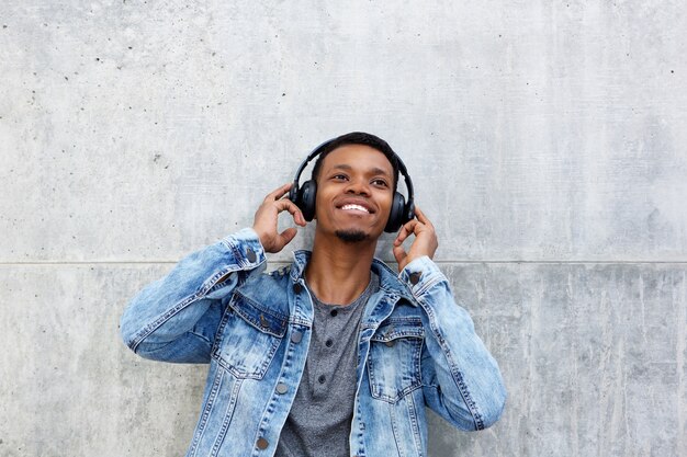 Feliz, homem africano, escutar música, com, mãos, para, fones