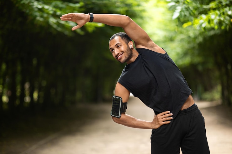 Foto feliz homem afro-americano exercitando espaço de cópia ao ar livre