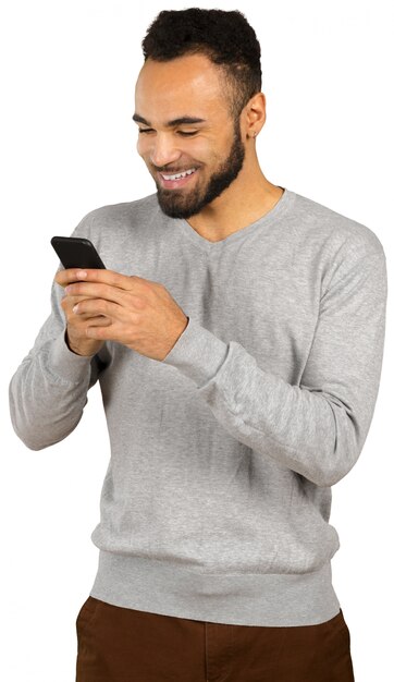 Feliz homem afro-americano usando um telefone celular