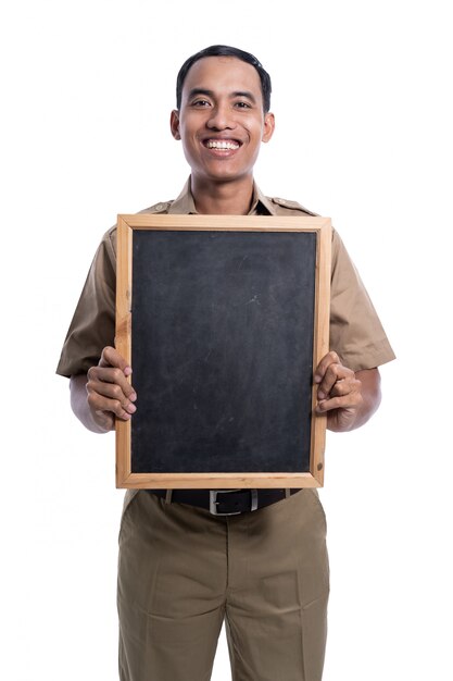 Feliz homem asiático vestindo um uniforme cáqui com um quadro-negro