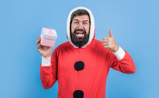 feliz homem barbudo em traje de Papai Noel celebrar feriado de inverno de Chistmas e sentir-se alegre sobre presentes de Natal venda de Natal