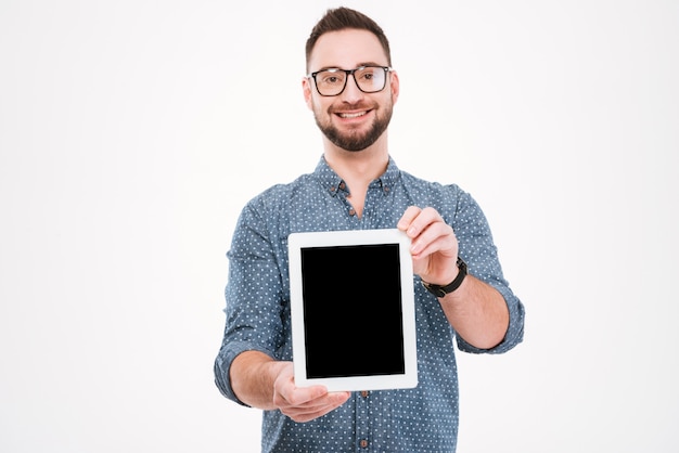 Feliz homem barbudo mostrando a tela do computador tablet