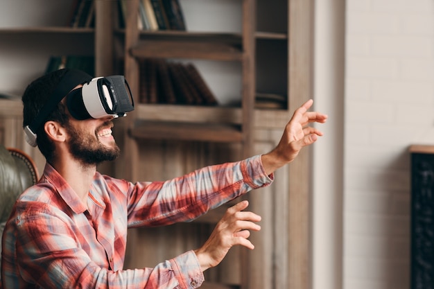 Feliz homem barbudo usando óculos de vr.