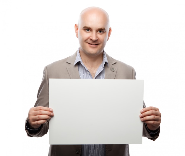 Foto feliz homem careca mostrando e exibindo o cartaz pronto para o seu texto ou produto