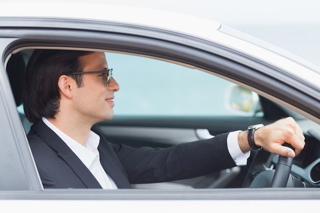 Feliz homem de negócios de condução