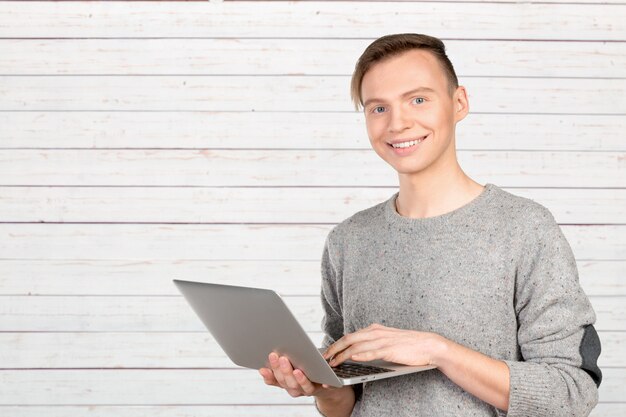 Feliz, homem jovem, com, laptop