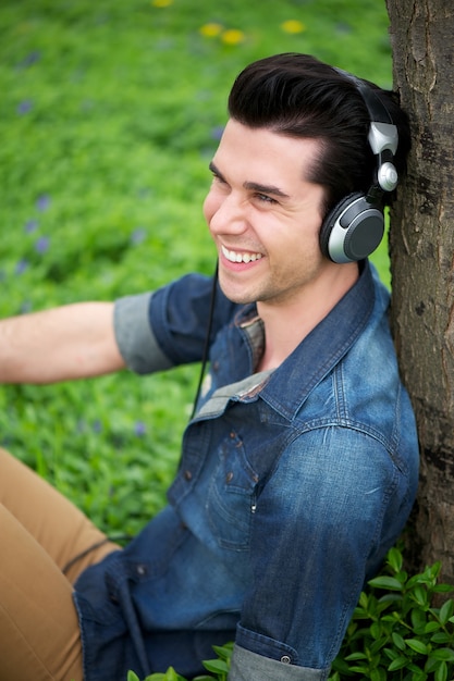 Feliz, homem jovem, relaxante, ao ar livre