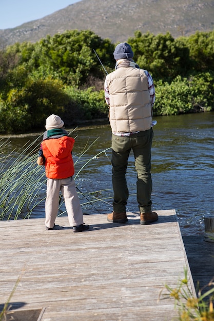 Feliz homem pescando com seu filho