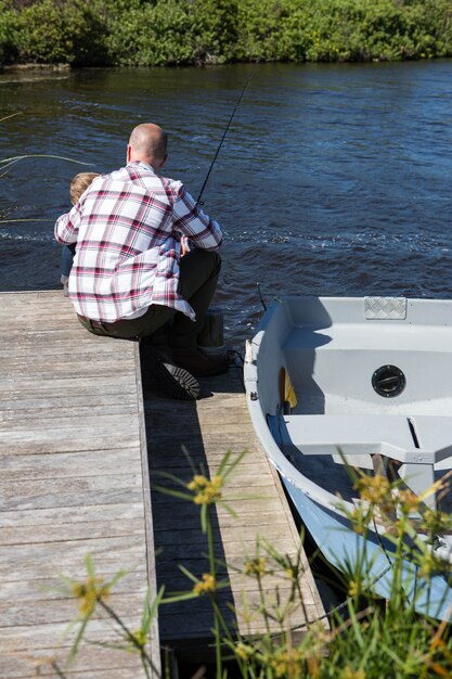 Feliz homem pescando com seu filho