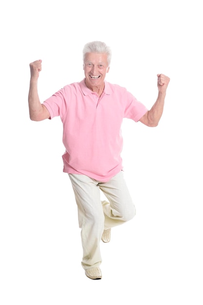 Feliz homem sênior posando isolado no fundo branco